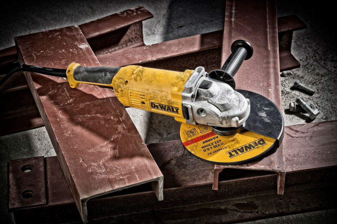 KOTNI BRUSILNIK 2000 W 230 mm Dewalt DWE490 - slika 2