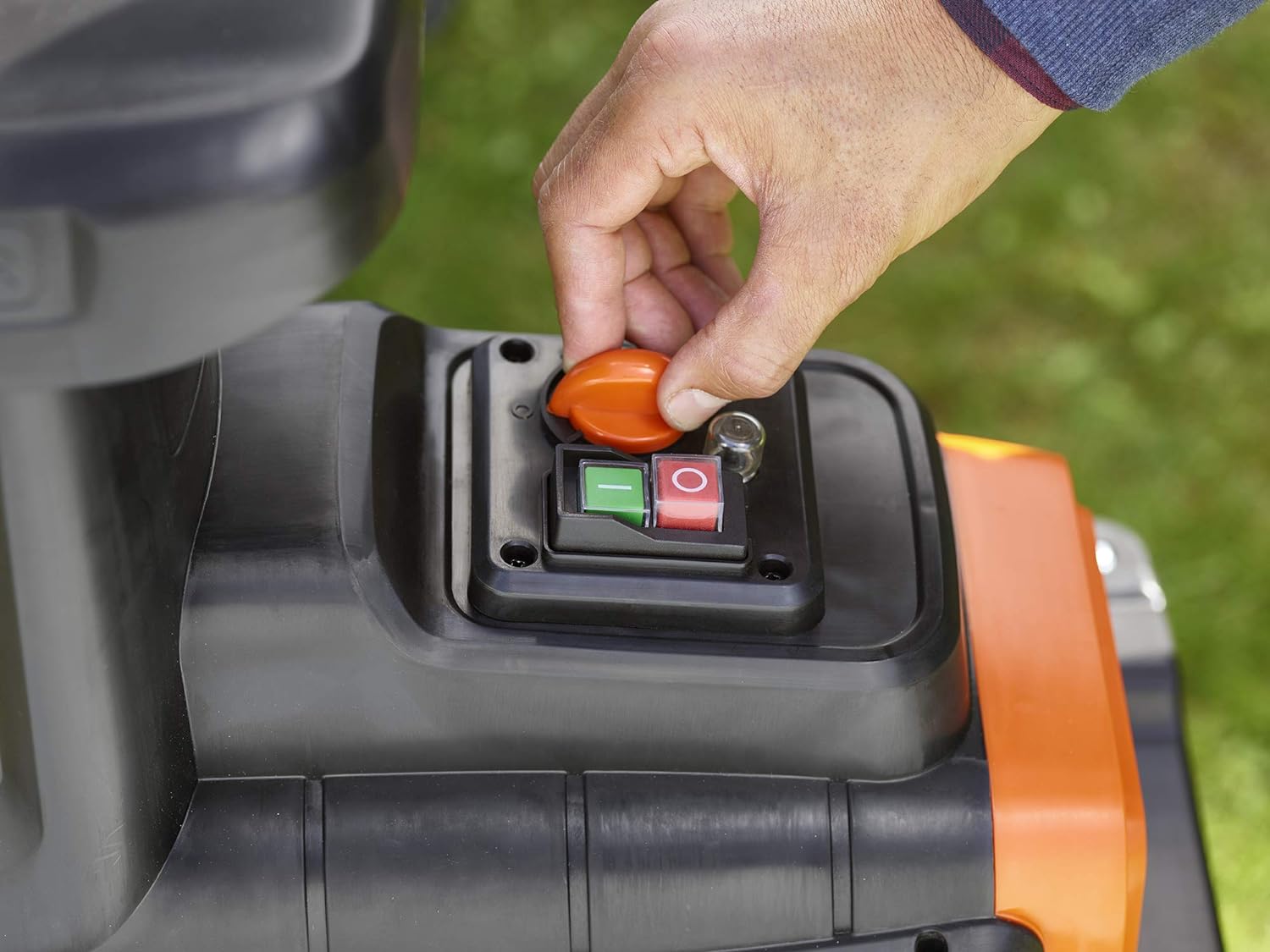 AKU DROBILNIK ZA VEJE 2800 W Black&Decker BEGAS5800